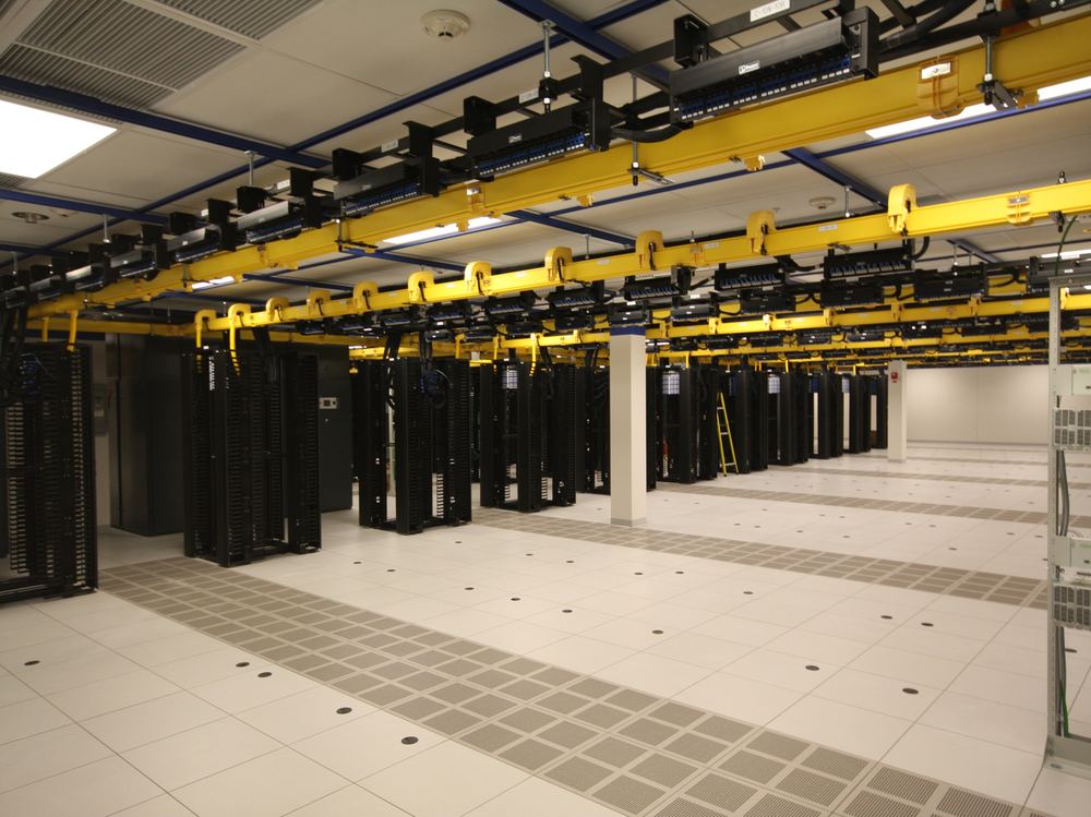 Data hall with overhead cable tray and cabinet rows